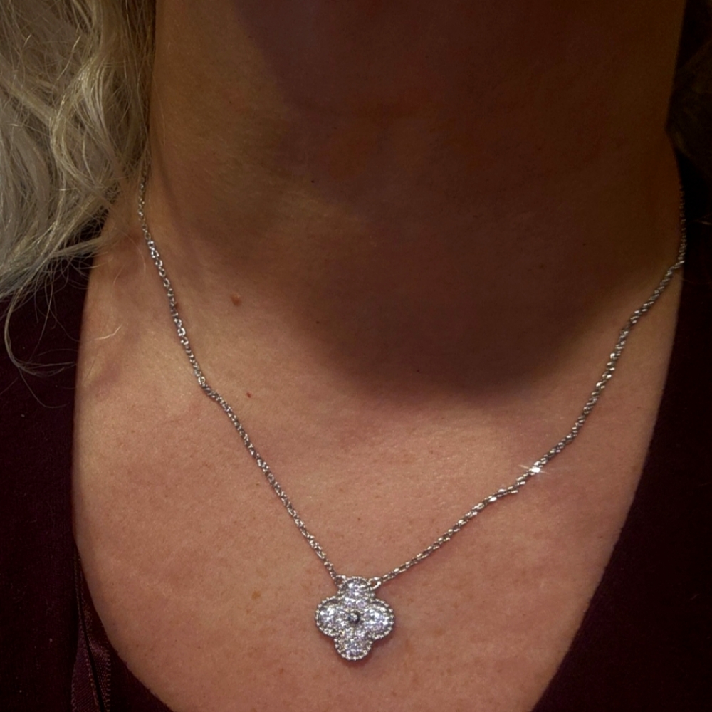 Clover Necklace.Stainels Steel Hupoallergenic. Moissanite. New popular design - Picture 7 of 15